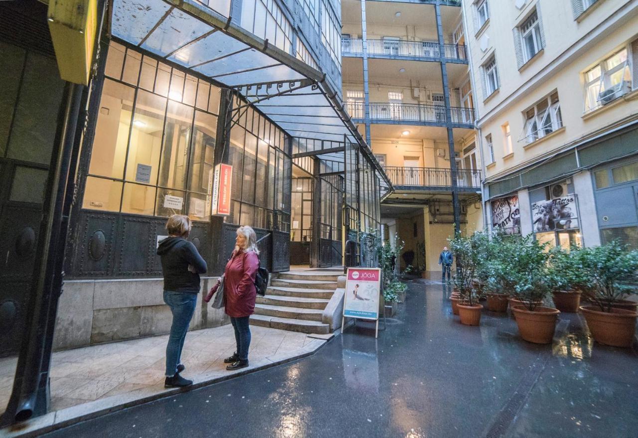 Maria Boutique Suits, Budapest